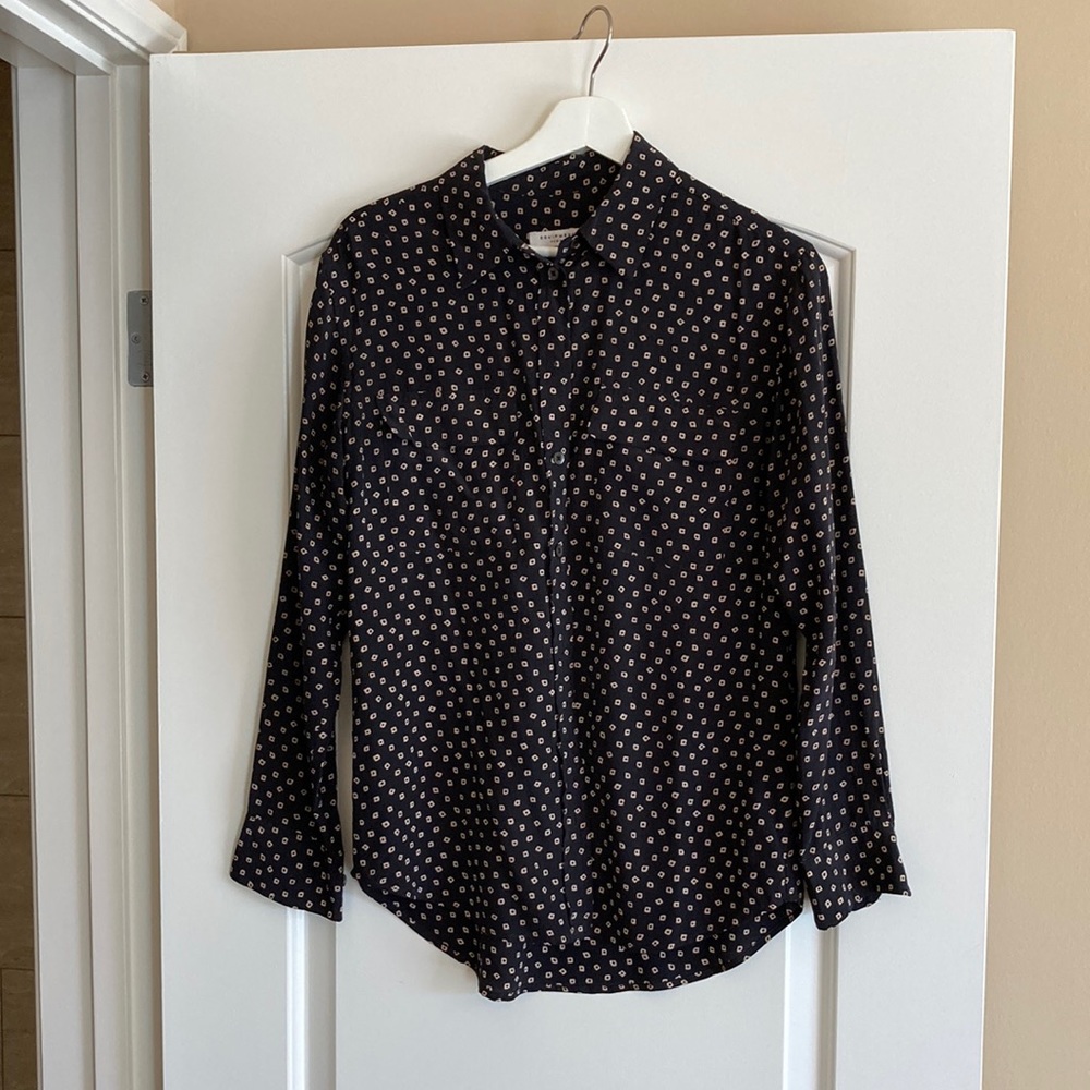 Equipment silk black and beige geometric patterned blouse